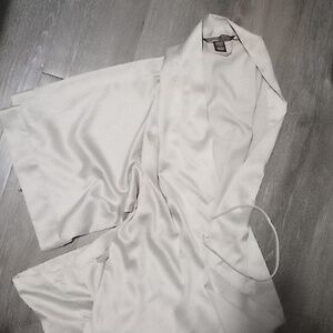 LIKE-NEW: VICTORIAS SECRET, "CLASIC" SHORT SATIN CHAMPAGNE LINGERIE WRAP ROBE!